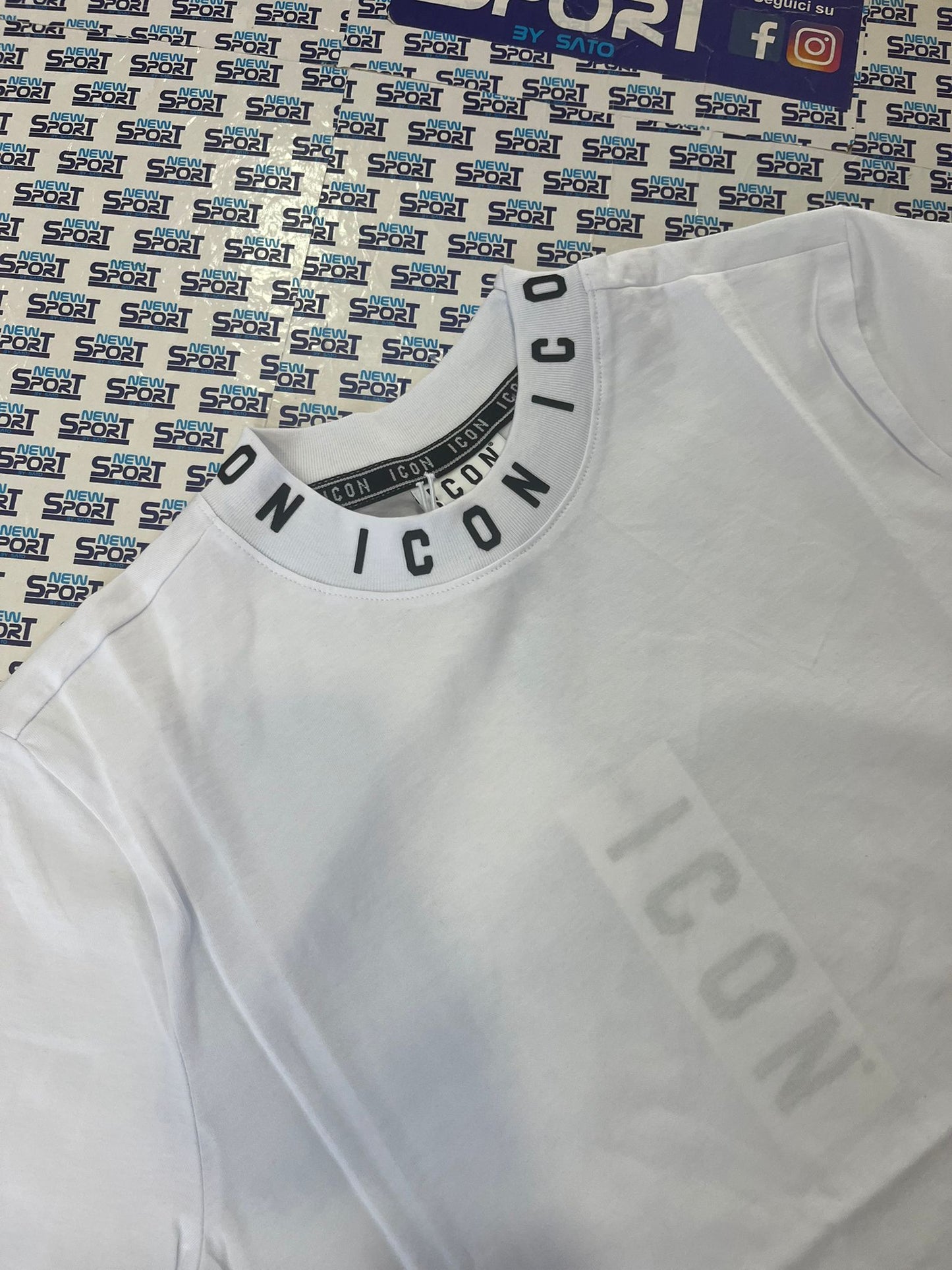 T-SHIRT ICON CON LOGO RIPETUTO SUL COLLO
