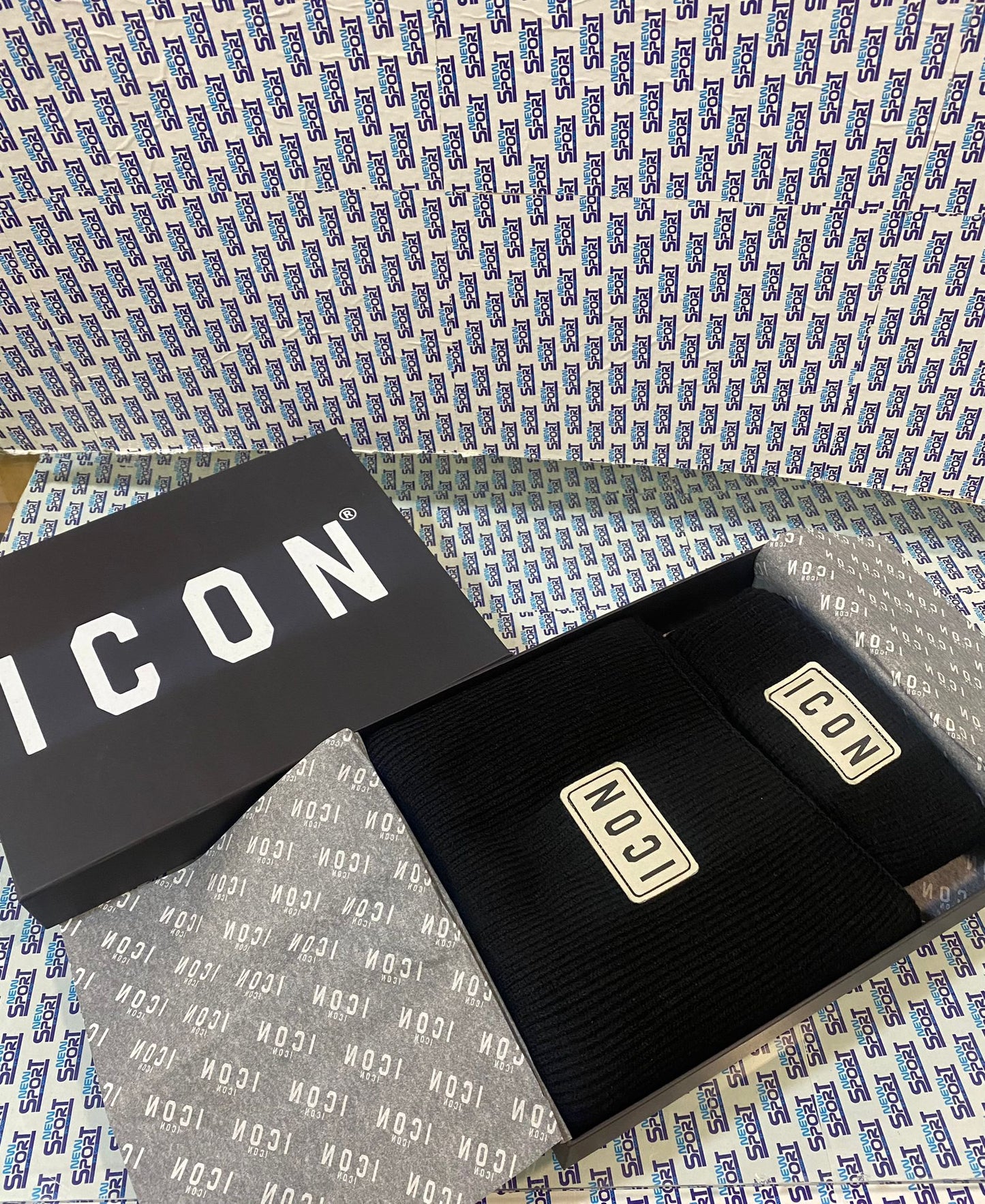 BOX CAPPELLO +SCIARPA CON PATCH ICON