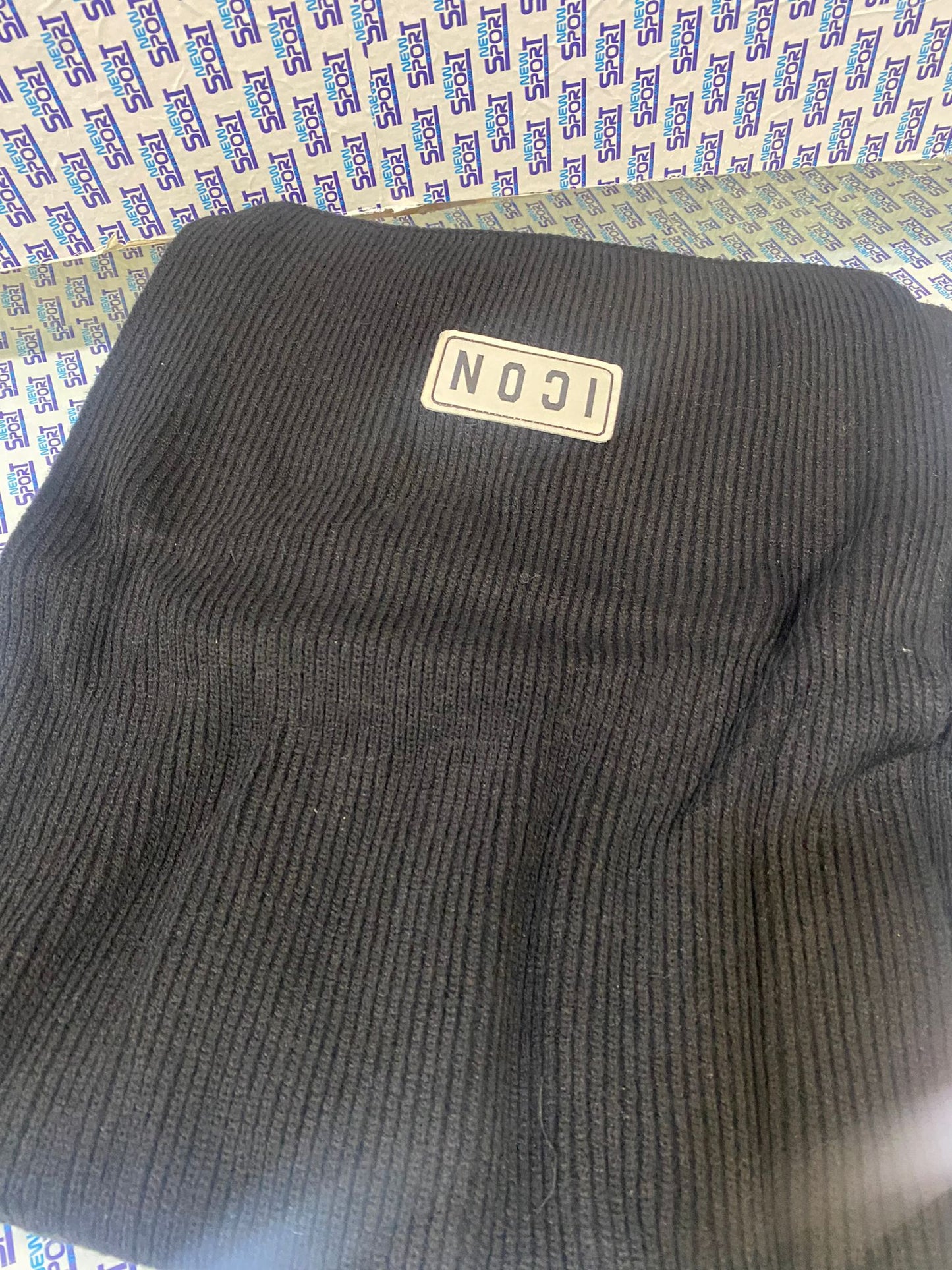 BOX CAPPELLO +SCIARPA CON PATCH ICON