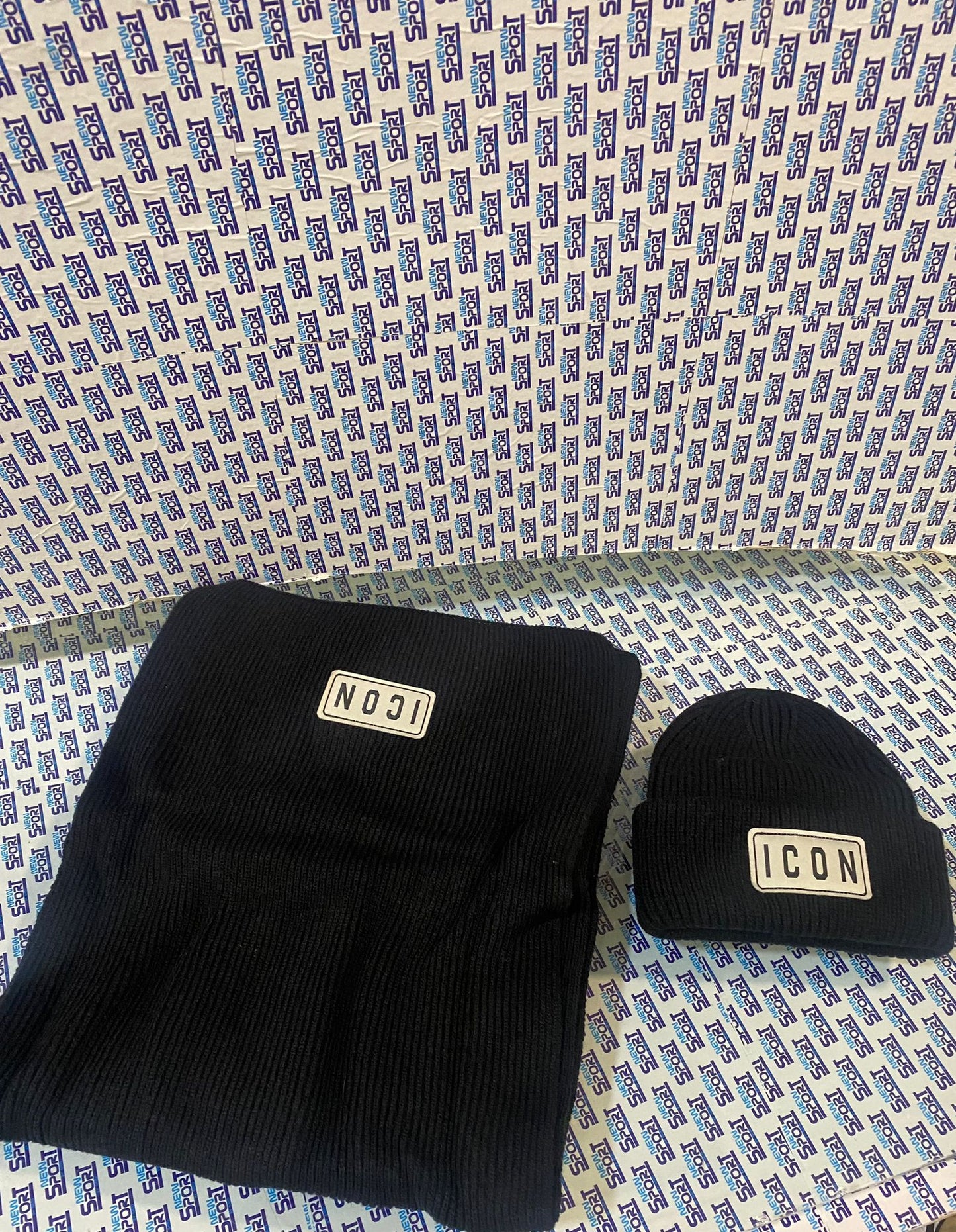 BOX CAPPELLO +SCIARPA CON PATCH ICON