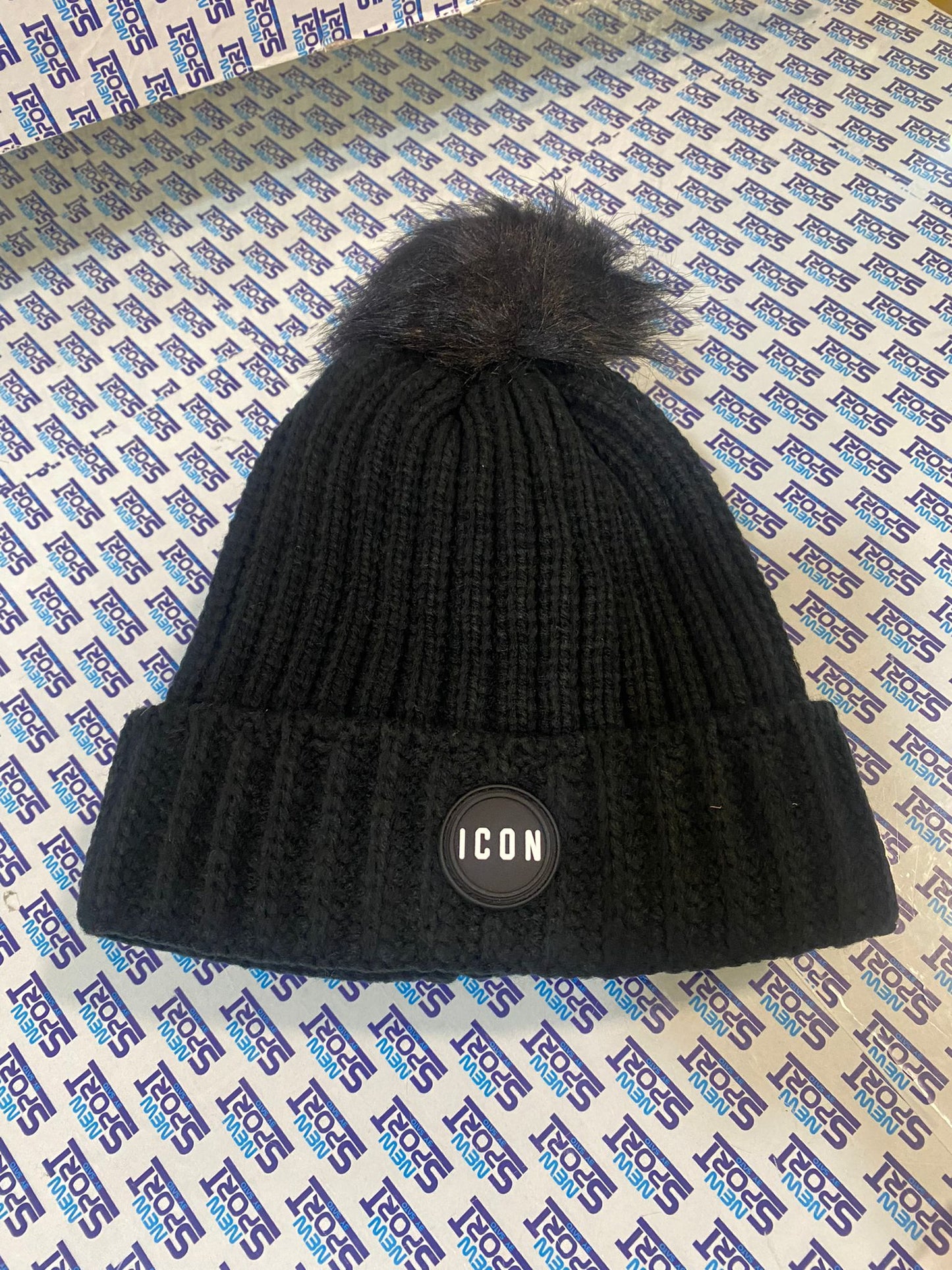 CAPPELLINO CON PON PON E PATCH ICON