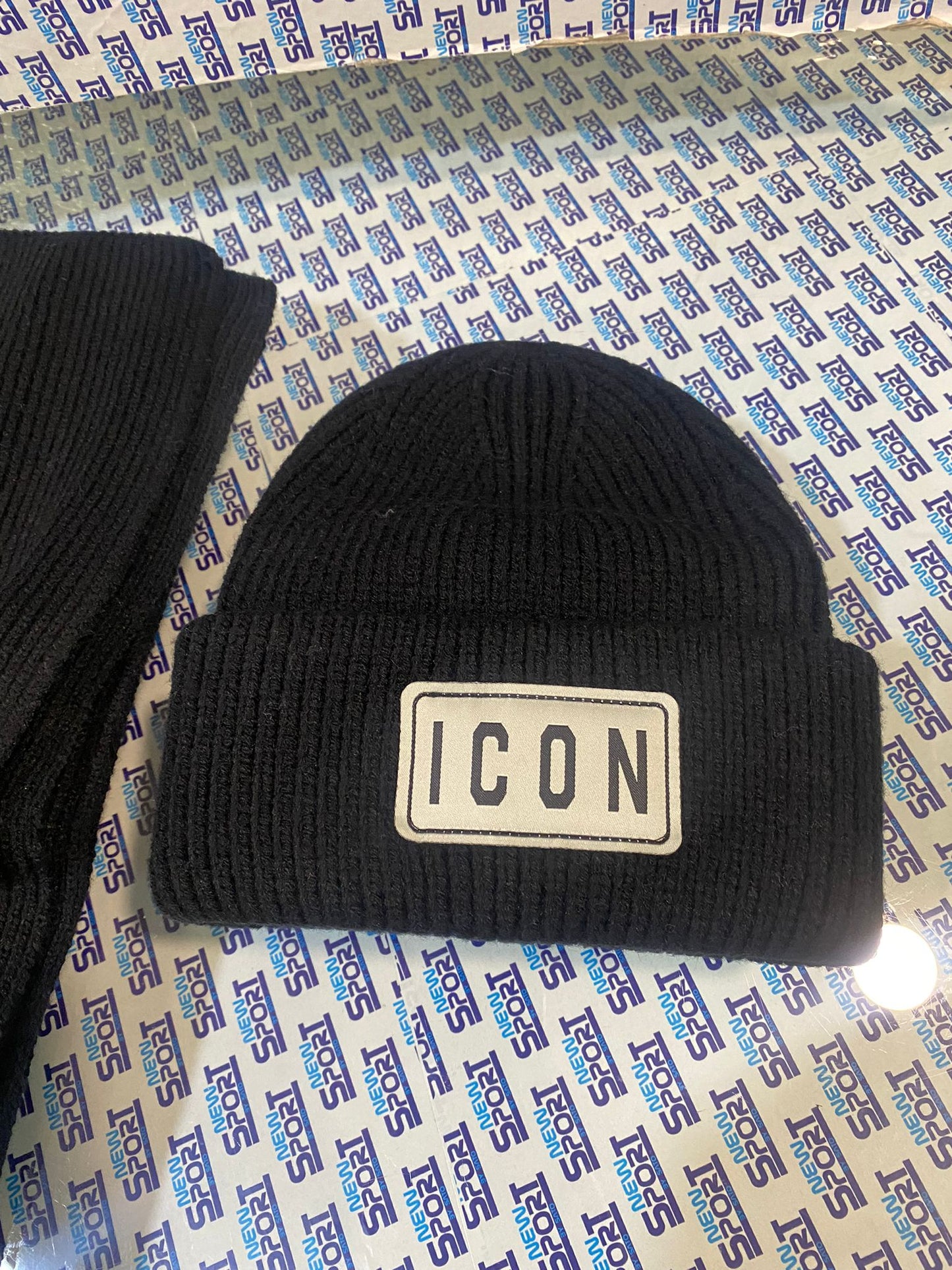 BOX CAPPELLO +SCIARPA CON PATCH ICON