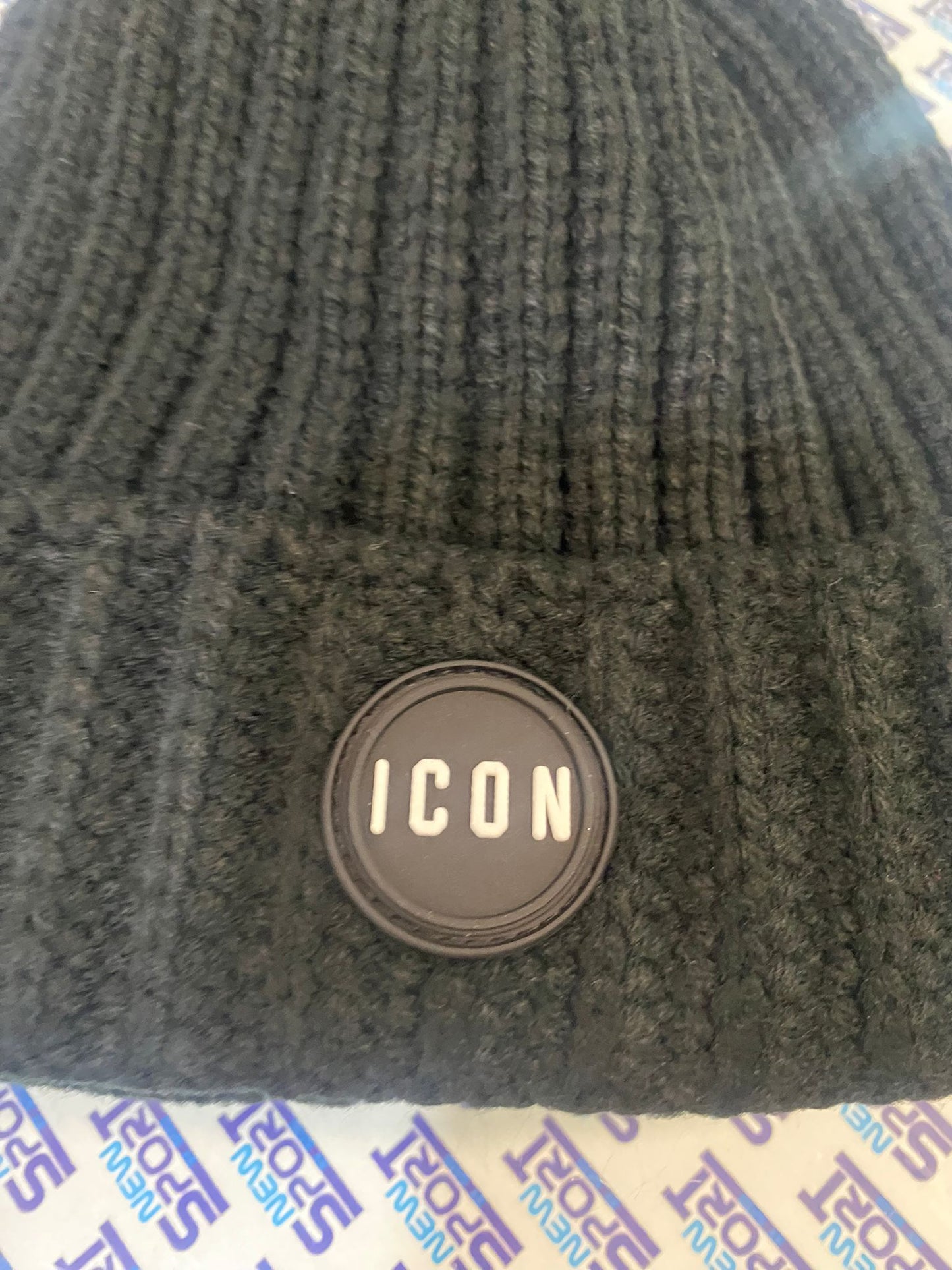 CAPPELLINO CON PON PON E PATCH ICON