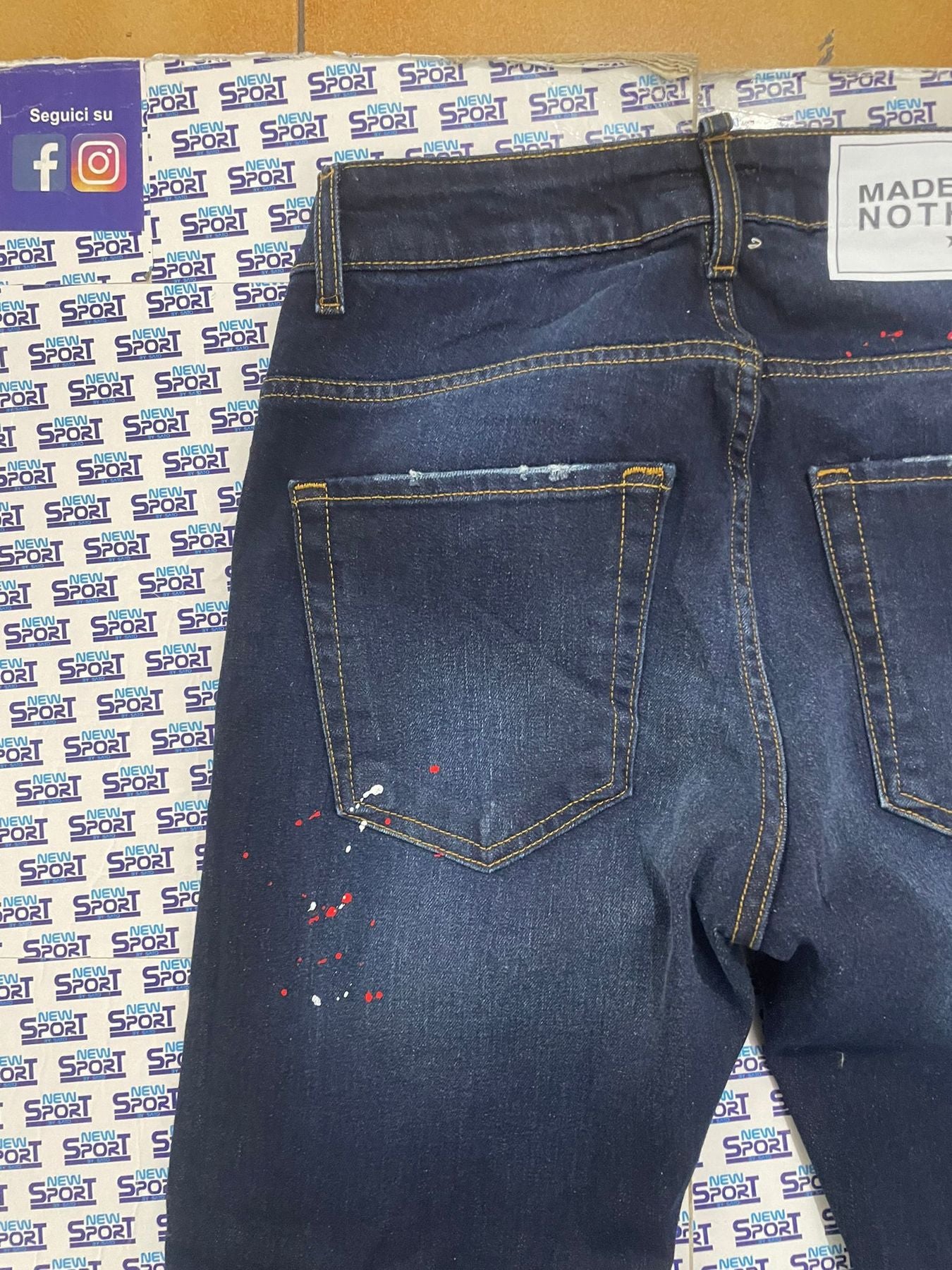 JEANS DENIM CON MACCHIE ROSSE