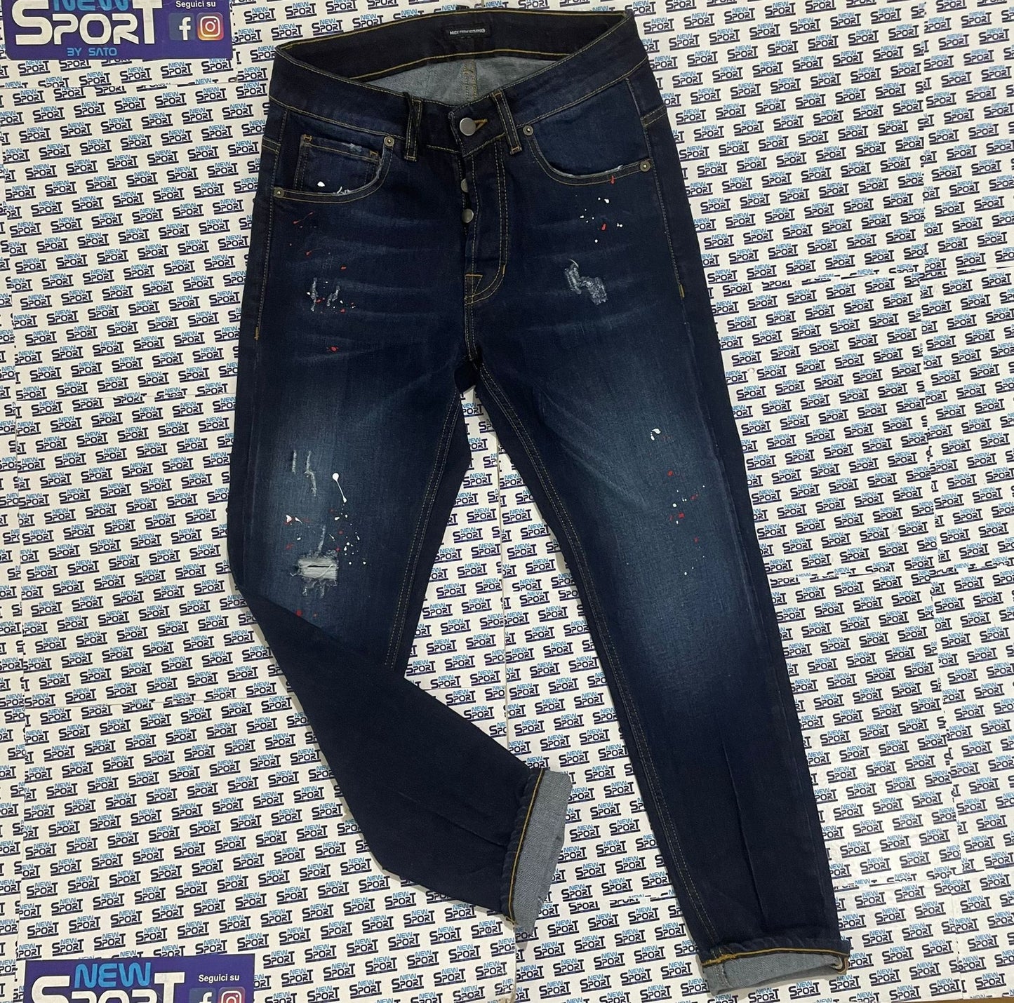 JEANS DENIM CON MACCHIE ROSSE