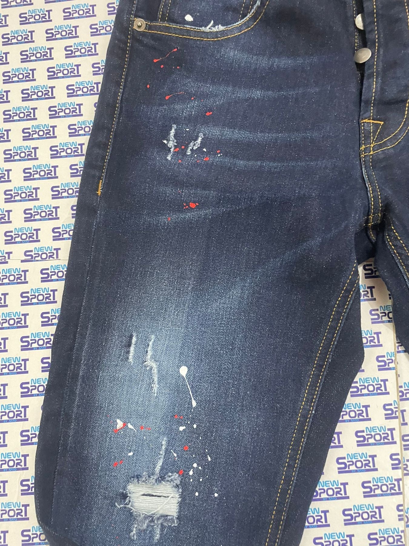 JEANS DENIM CON MACCHIE ROSSE