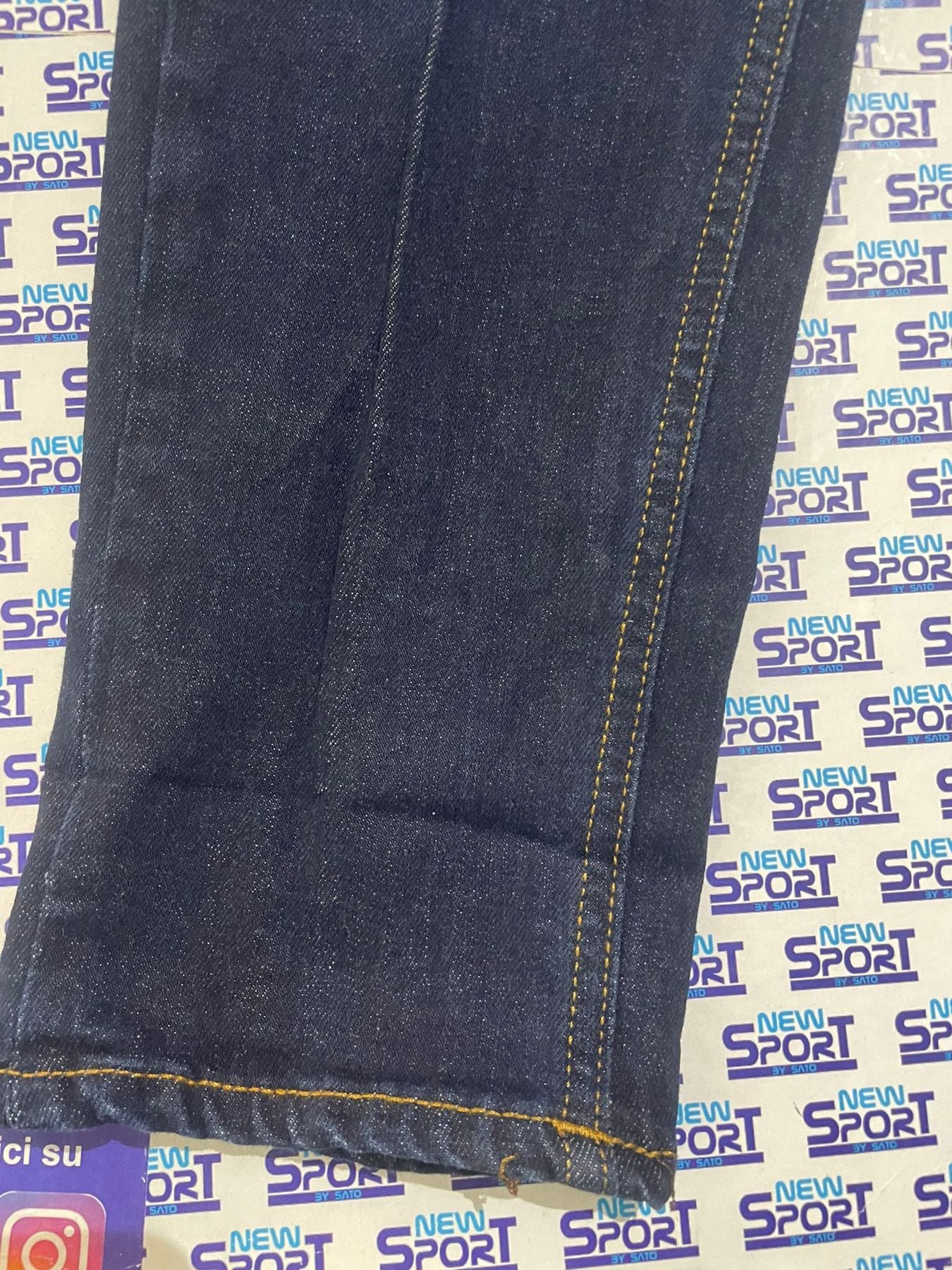 JEANS DENIM CON MACCHIE ROSSE