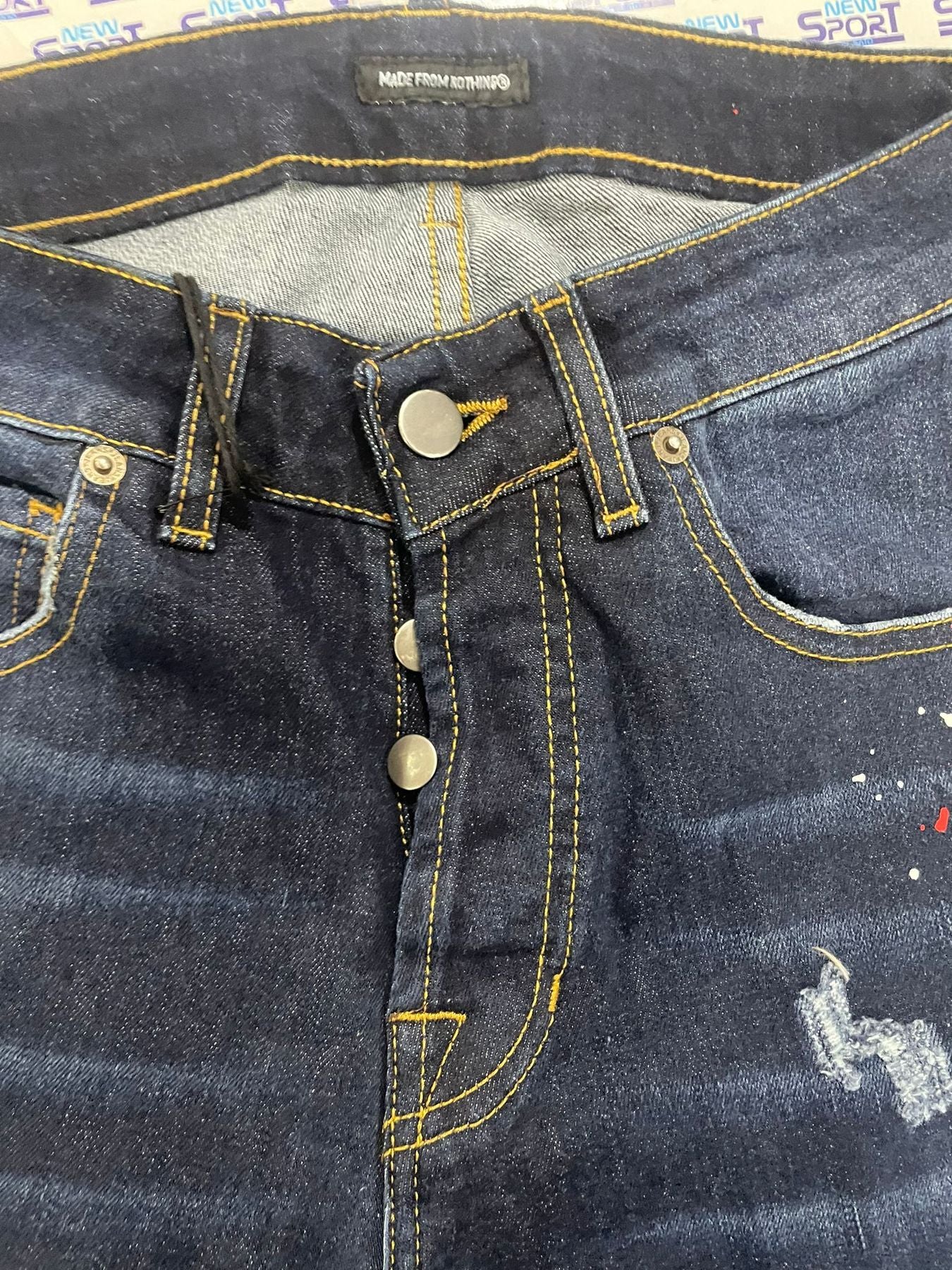 JEANS DENIM CON MACCHIE ROSSE