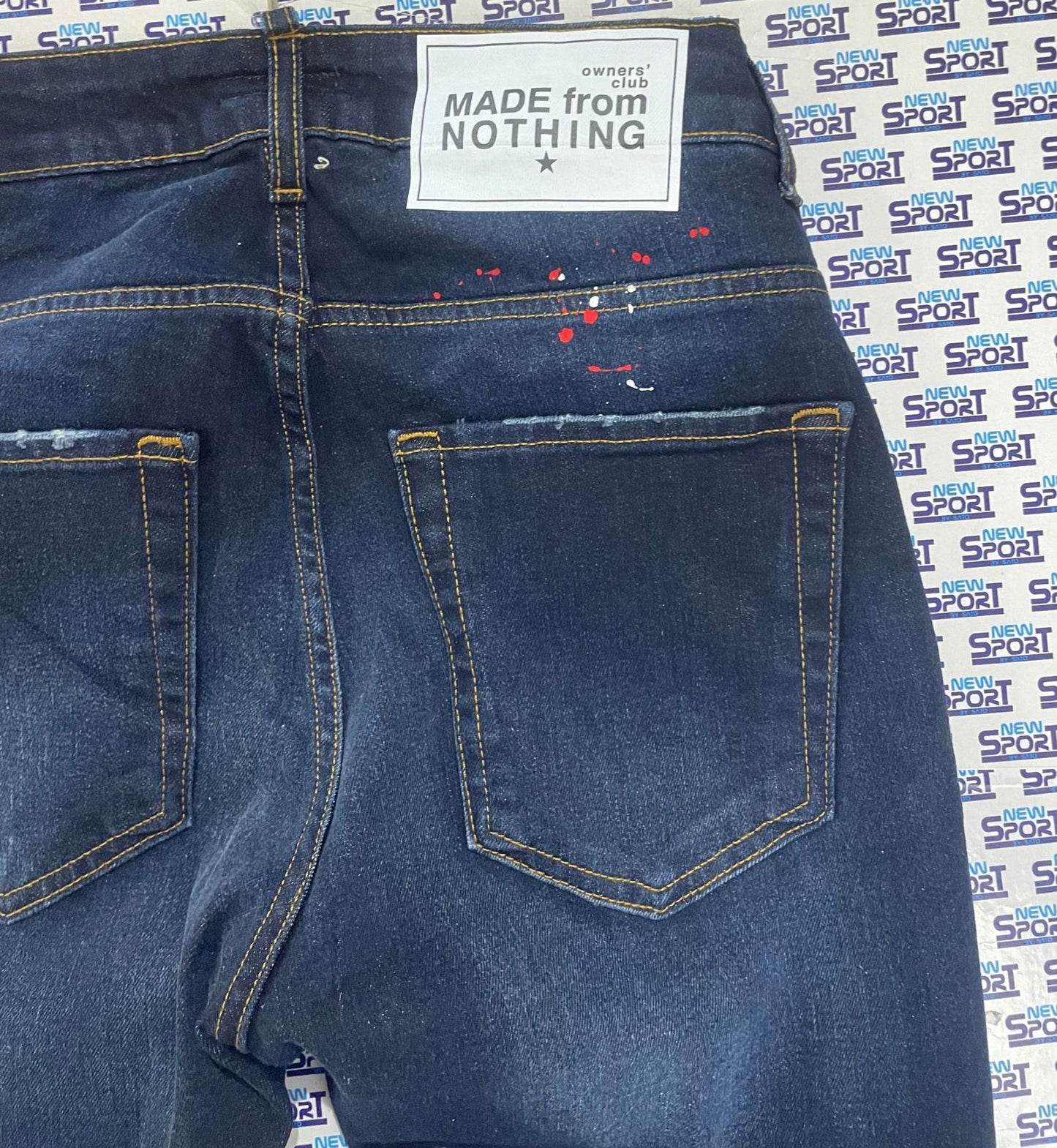 JEANS DENIM CON MACCHIE ROSSE