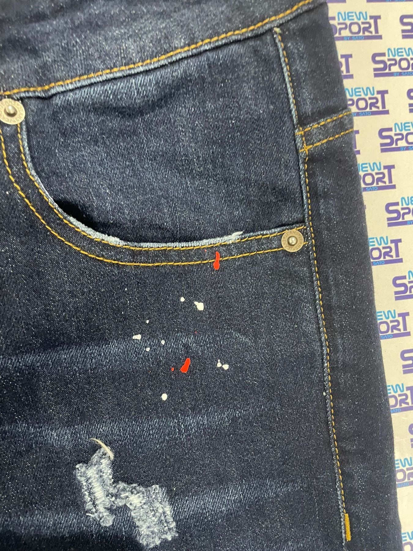 JEANS DENIM CON MACCHIE ROSSE